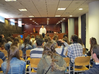 Un grupo de alumnos visita el Palacio de Justicia de Cáceres (6)